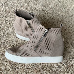 Steve Madden Wedgie- Taupe Suede